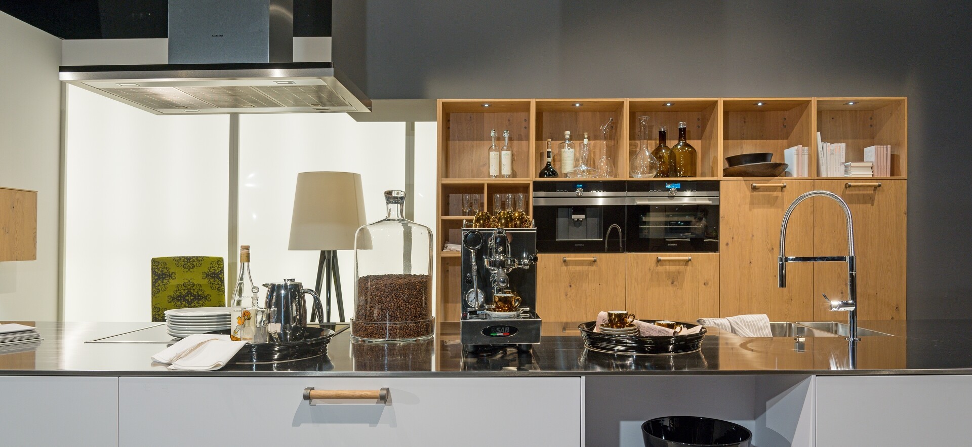 Die freistehende Küchentheke trennt die Küche vom Wohnbereich.